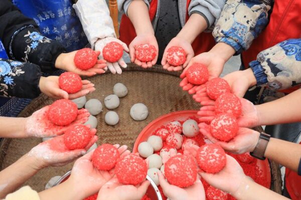 ¡Emoción en Guizhou! Los aldeanos hacen pasteles de arroz para el Año Nuevo Chino 🎊 _Emocio_n_en_Guizhou__Los_aldeanos_hacen_pasteles_de_arroz_para_el_An_o_Nuevo_Chino__
