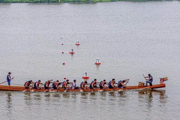_Emocio_n_y_tradicio_n_en_la_carrera_de_botes_de_drago_n_2024_en_Yancheng_ video poster