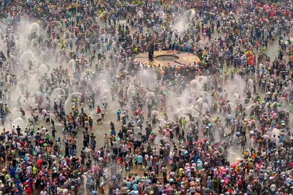 ¡Empápate en el Festival de Salpicadura de Agua de Yunnan! 💦🌊 _Empa_pate_en_el_Festival_de_Salpicadura_de_Agua_de_Yunnan____ video poster
