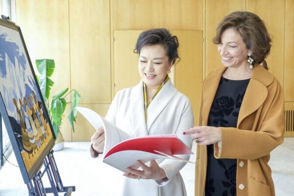 Empoderando a las mujeres: Peng Liyuan ilumina París ✨ Empoderando_a_las_mujeres__Peng_Liyuan_ilumina_Pari_s__