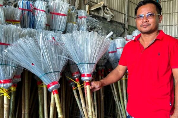 Emprendedor camboyano transforma botellas de plástico en escobas ecológicas ♻️ Emprendedor_camboyano_transforma_botellas_de_pla_stico_en_escobas_ecolo_gicas___