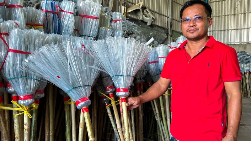 Emprendedor_camboyano_transforma_botellas_de_pla_stico_en_escobas_ecolo_gicas___