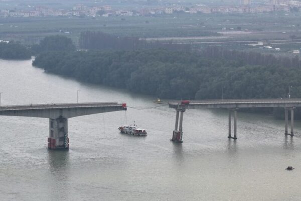 ____En_Vivo__Conferencia_sobre_el_accidente_que_sacudio__Guangzhou__5_vi_ctimas_y_un_puente_fracturado video poster