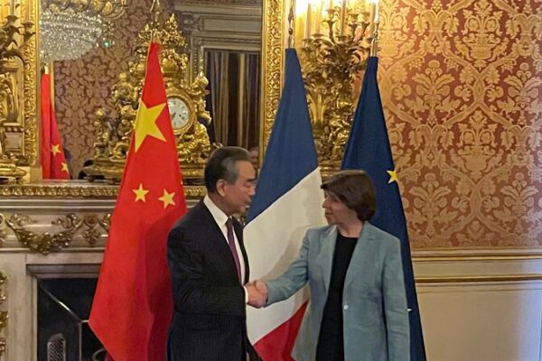 ¡Encuentro diplomático! Wang Yi se reunió con la ministra francesa en París 🇨🇳🤝🇫🇷 _Encuentro_diploma_tico__Wang_Yi_se_reunio__con_la_ministra_francesa_en_Pari_s______