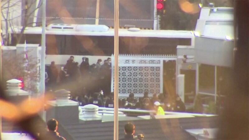 Enfrentamiento_en_Residencia__Intento_de_Arresto_del_Presidente_de_Corea_del_Sur_Yoon_Detenido_Despue_s_de_Cinco_Horas video poster