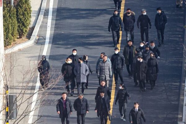 Enfrentamiento en la Residencia Presidencial mientras Investigadores de Corea del Sur no Logran Arrestar a Yoon Suk-yeol Enfrentamiento_en_la_Residencia_Presidencial_mientras_Investigadores_de_Corea_del_Sur_no_Logran_Arrestar_a_Yoon_Suk_yeol