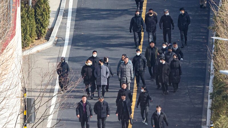 Enfrentamiento_en_la_Residencia_Presidencial_mientras_Investigadores_de_Corea_del_Sur_no_Logran_Arrestar_a_Yoon_Suk_yeol