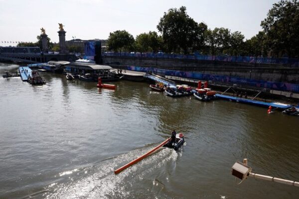 Entrenamiento_de_Triatlo_n_Suspendido_en_Pari_s__Las_Aguas_del_Sena_Causan_un_Revuelo___