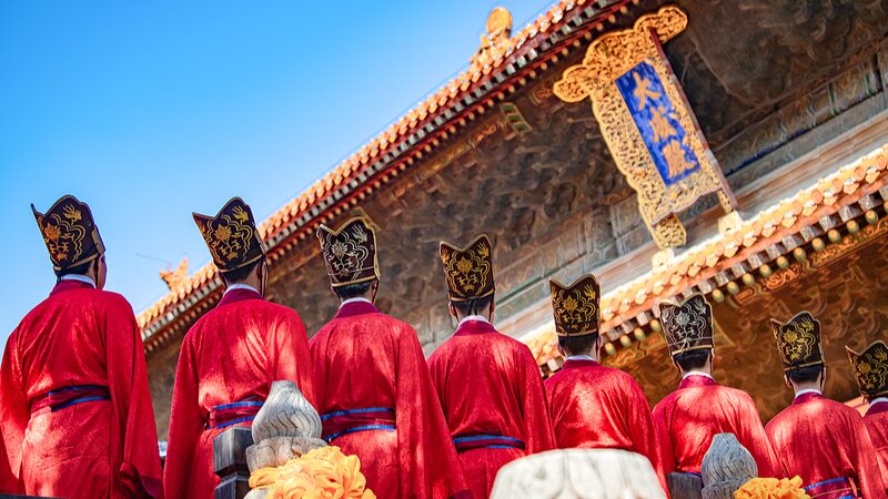 Enviados_Extranjeros_se_Reu_nen_en_Qufu_para_Celebrar_a_Confucio_en_un_Festival_Iluminador