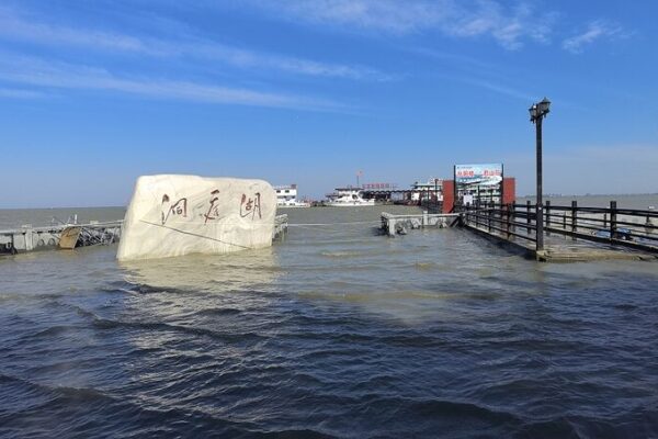 Equipos_de_Rescate_se_Apresuran_para_Sellar_Brecha_en_el_Dique_del_Lago_Dongting_en_la_Provincia_de_Hunan__ video poster