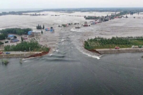 Equipos de rescate se movilizan tras la ruptura del dique en el lago Dongting 🌊 Equipos_de_rescate_se_movilizan_tras_la_ruptura_del_dique_en_el_lago_Dongting__ video poster