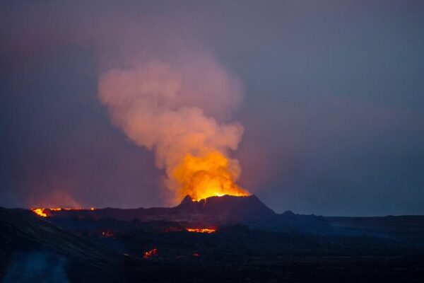ErupciĂłn Ă©pica de volcán islandĂ©s envĂa lava hacia el spa Blue Lagoon 🌋✨ Erupcio_n_e_pica_de_volca_n_islande_s_envi_a_lava_hacia_el_spa_Blue_Lagoon___ video poster