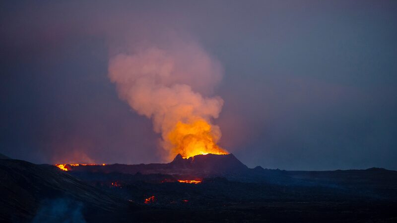 Erupcio_n_e_pica_de_volca_n_islande_s_envi_a_lava_hacia_el_spa_Blue_Lagoon___ video poster