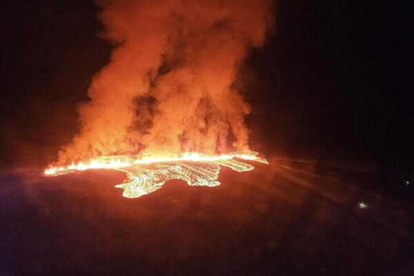 ¡Erupción volcánica en Islandia! 🌋 Lava alcanza los alrededores de Grindavik _Erupcio_n_volca_nica_en_Islandia____Lava_alcanza_los_alrededores_de_Grindavik video poster