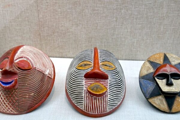 Esculturas_Africanas_Encantan_a_Visitantes_en_el_Museo_Tianshui_de_Gansu