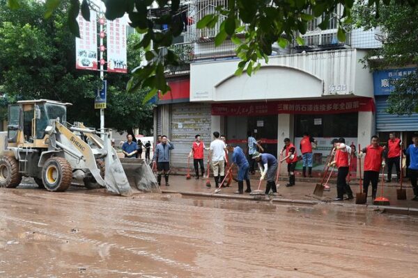 Esfuerzos_de_rescate_en_marcha_mientras_lluvias_torrenciales_azotan_China__