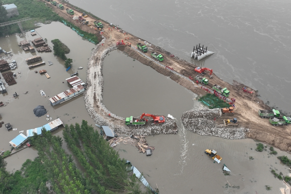Esfuerzos heroicos de rescate en medio de fuertes inundaciones en el norte de China Esfuerzos_heroicos_de_rescate_en_medio_de_fuertes_inundaciones_en_el_norte_de_China video poster
