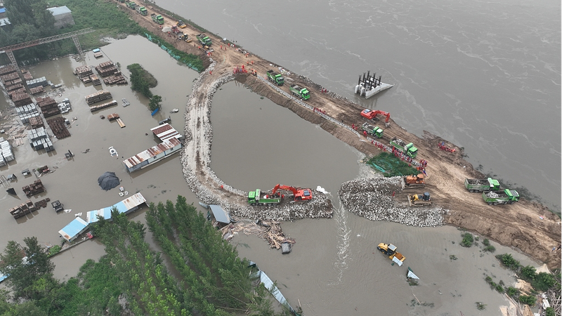 Esfuerzos_heroicos_de_rescate_en_medio_de_fuertes_inundaciones_en_el_norte_de_China video poster