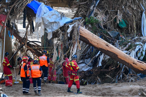 España enfrenta el peor desastre de inundaciones en generaciones: los equipos de rescate corren contra el tiempo Espan_a_enfrenta_el_peor_desastre_de_inundaciones_en_generaciones__los_equipos_de_rescate_corren_contra_el_tiempo video poster