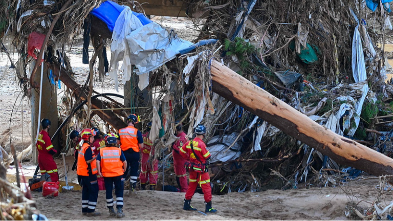 España enfrenta el peor desastre de inundaciones en generaciones: los equipos de rescate corren contra el tiempo Espan_a_enfrenta_el_peor_desastre_de_inundaciones_en_generaciones__los_equipos_de_rescate_corren_contra_el_tiempo video poster