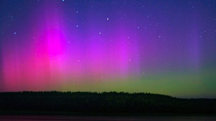 _Especta_culo_celestial_en_Mohe__Aurora_boreal_y_lluvia_de_meteoritos_iluminan_el_cielo