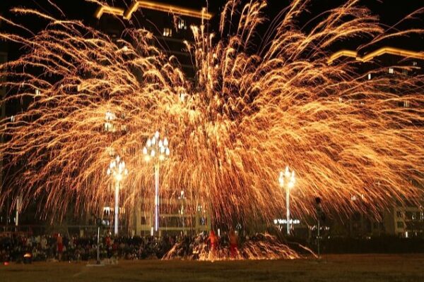 🔥 ¡Espectáculo de Hierro Fundido Ilumina Sichuan con Antiguos Fuegos Artificiales Festivos! 🎇 ___Especta_culo_de_Hierro_Fundido_Ilumina_Sichuan_con_Antiguos_Fuegos_Artificiales_Festivos___