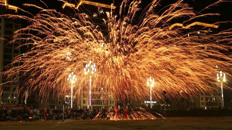 ___Especta_culo_de_Hierro_Fundido_Ilumina_Sichuan_con_Antiguos_Fuegos_Artificiales_Festivos___