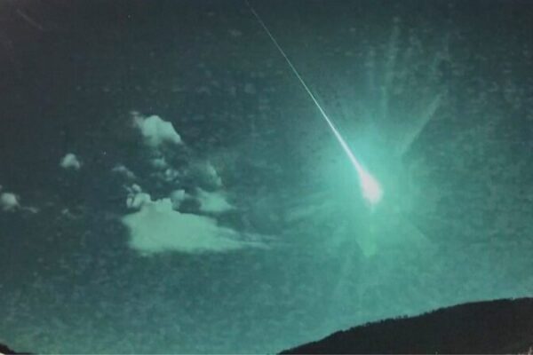 Espectacular_Fragmento_de_Cometa_Convierte_la_Noche_en_Di_a_sobre_Espan_a_y_Portugal__ video poster