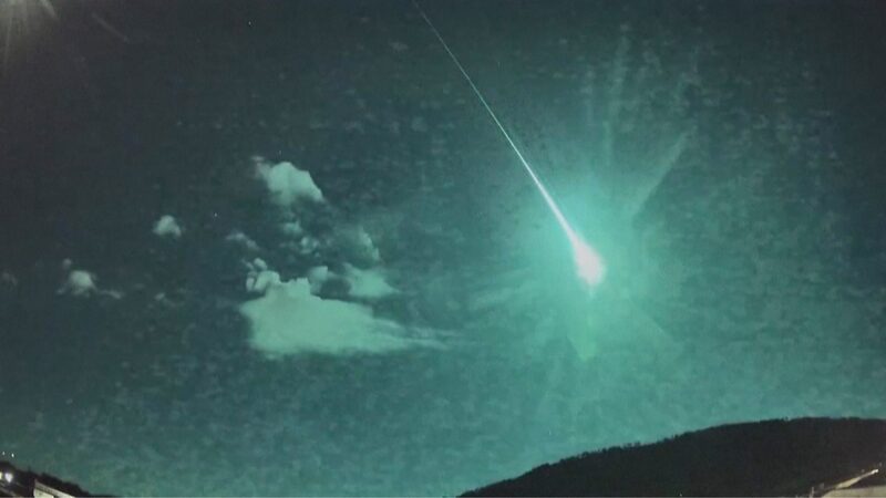 Espectacular_Fragmento_de_Cometa_Convierte_la_Noche_en_Di_a_sobre_Espan_a_y_Portugal__ video poster
