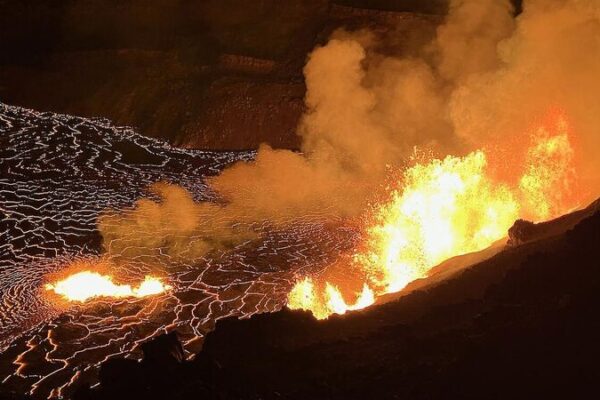 _Espectacular_erupcio_n_del_volca_n_Kilauea_en_Hawa_i_con_fuentes_de_lava_de_80_metros_