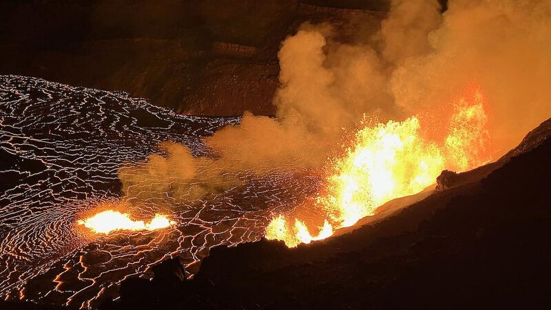 _Espectacular_erupcio_n_del_volca_n_Kilauea_en_Hawa_i_con_fuentes_de_lava_de_80_metros_