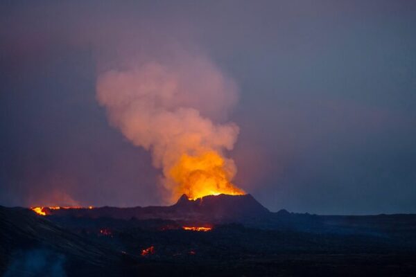 ¡Espectacular erupción volcánica ilumina el cielo de Islandia! _Espectacular_erupcio_n_volca_nica_ilumina_el_cielo_de_Islandia_ video poster