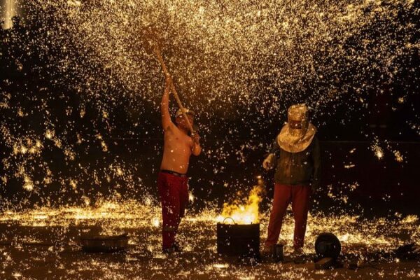 _Espectacular_especta_culo_de__Flor_de_Hierro__ilumina_el_cielo_nocturno_de_Shanxi____