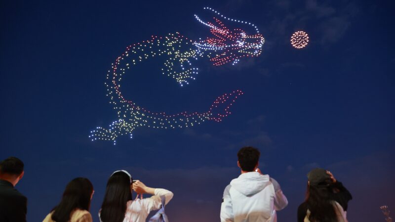 Espectacular_show_de_drones_ilumina_el_Festival_del_Bote_del_Drago_n