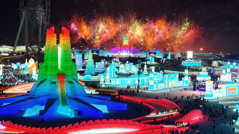 Espectaculares_fuegos_artificiales_iluminan_el_Mundo_de_Hielo_y_Nieve_de_Harbin_para_dar_la_bienvenida_al_An_o_Nuevo