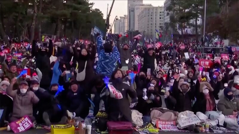 Estallan_Celebraciones_mientras_Corea_del_Sur_somete_a_juicio_poli_tico_al_Presidente_Yoon_Suk_yeol video poster
