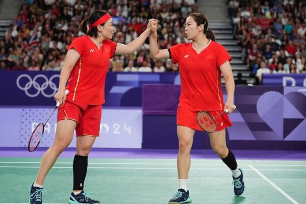 Estrellas de Bádminton Chen y Jia Reviven la Gloria de París 2024 en Talk Sports 🎉 Estrellas_de_Ba_dminton_Chen_y_Jia_Reviven_la_Gloria_de_Pari_s_2024_en_Talk_Sports__ video poster