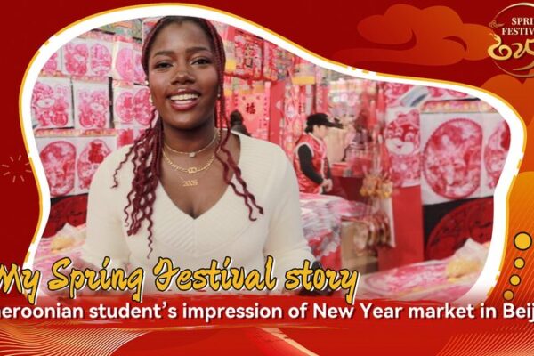 Estudiante Camerunesa Explora la Vibrante Feria de Año Nuevo en Pekín 🎉 Estudiante_Camerunesa_Explora_la_Vibrante_Feria_de_An_o_Nuevo_en_Peki_n__ video poster