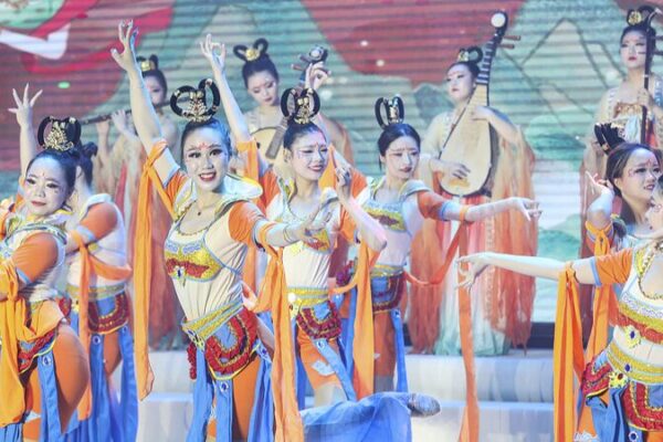 _Estudiantes_Iluminan_Aniversario_con_Actuacio_n_de_Trajes_Tradicionales_Chinos___
