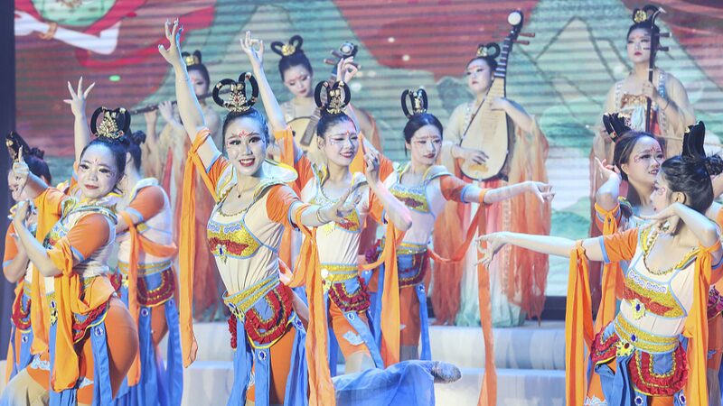_Estudiantes_Iluminan_Aniversario_con_Actuacio_n_de_Trajes_Tradicionales_Chinos___