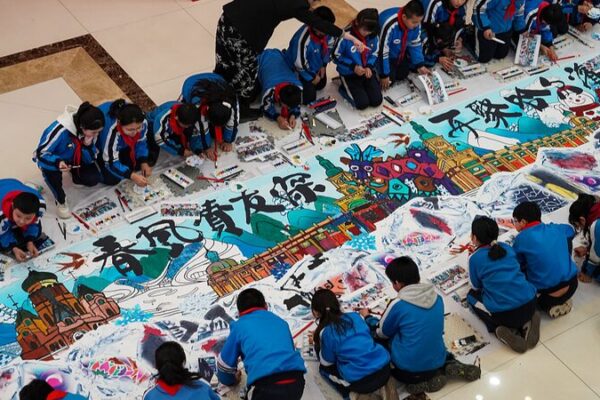 Estudiantes capturan la esencia de Harbin en un lienzo gigante de 9,4 metros 🎨 Estudiantes_capturan_la_esencia_de_Harbin_en_un_lienzo_gigante_de_9_4_metros__