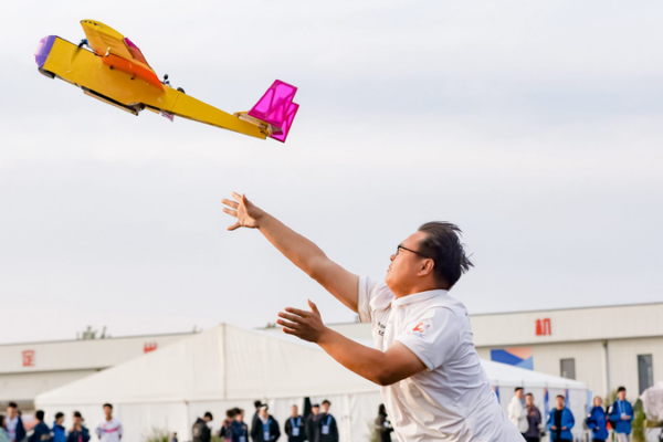 Estudiantes chinos se destacan con aviones hechos a mano en competencia de 2024 🚀 Estudiantes_chinos_se_destacan_con_aviones_hechos_a_mano_en_competencia_de_2024__