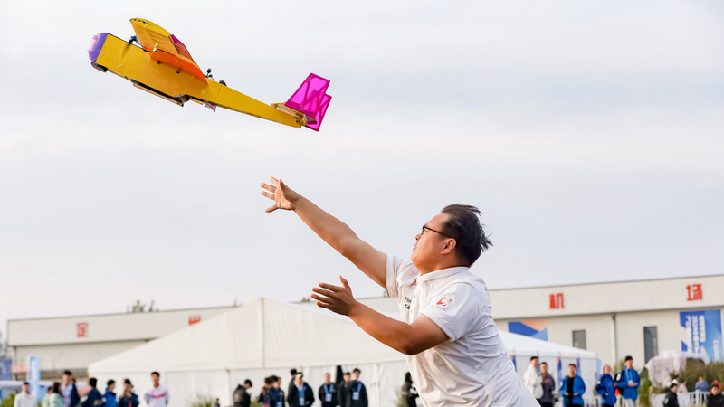 Estudiantes_chinos_se_destacan_con_aviones_hechos_a_mano_en_competencia_de_2024__