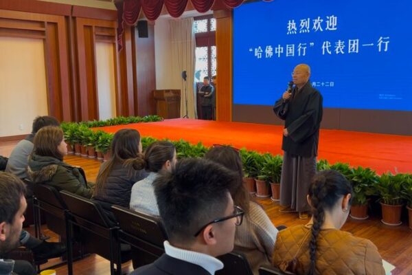 Estudiantes de Harvard Exploran Delicias Vegetarianas en el Templo Lingyin de Hangzhou Estudiantes_de_Harvard_Exploran_Delicias_Vegetarianas_en_el_Templo_Lingyin_de_Hangzhou