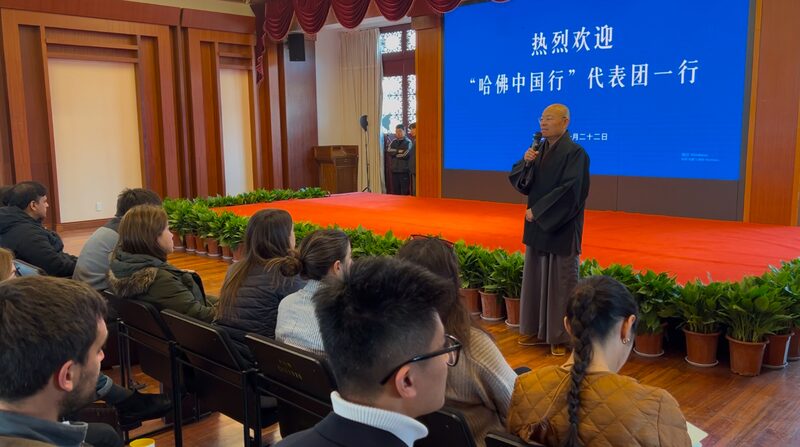 Estudiantes_de_Harvard_Exploran_Delicias_Vegetarianas_en_el_Templo_Lingyin_de_Hangzhou