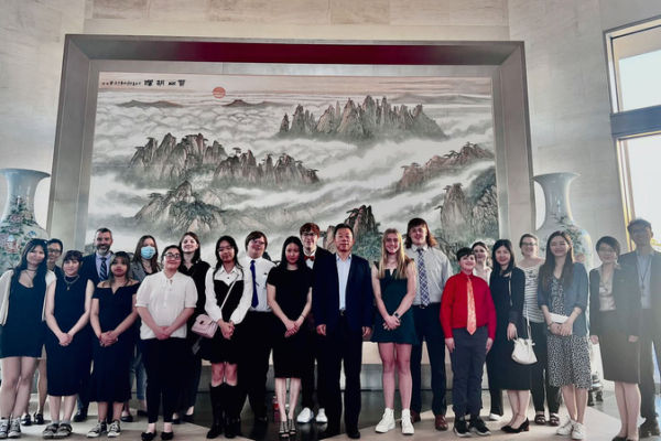 Estudiantes_de_Iowa_que_estudian_chino_visitan_la_Embajada_de_China_en_D_C_