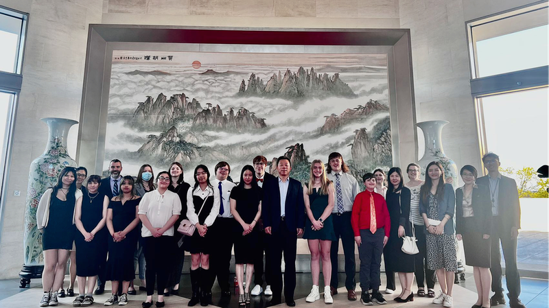 Estudiantes_de_Iowa_que_estudian_chino_visitan_la_Embajada_de_China_en_D_C_