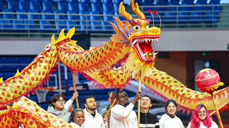 Estudiantes_internacionales_se_unen_en_Nanjing_para_una_vibrante_experiencia_de_baile_del_drago_n___