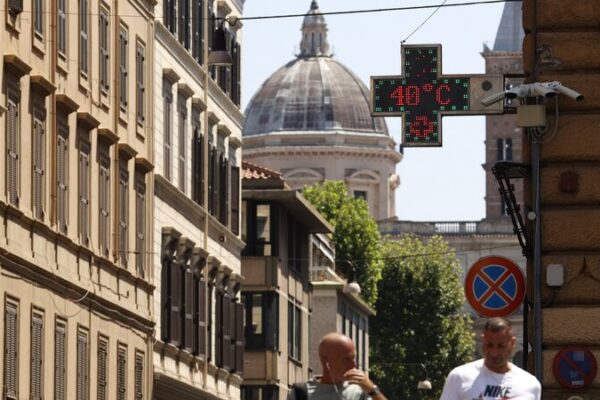 Europa se sofoca: la ola de calor causa apagones y escasez de agua 🌞 Europa_se_sofoca__la_ola_de_calor_causa_apagones_y_escasez_de_agua__