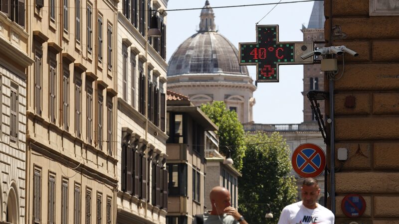 Europa_se_sofoca__la_ola_de_calor_causa_apagones_y_escasez_de_agua__
